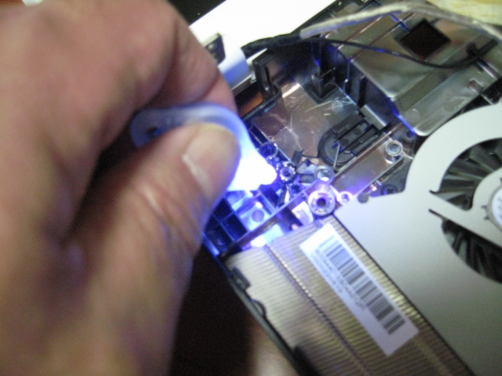 Toshiba B351 ヒンジのネジ受け修正 - オールマイティパソコンスクール