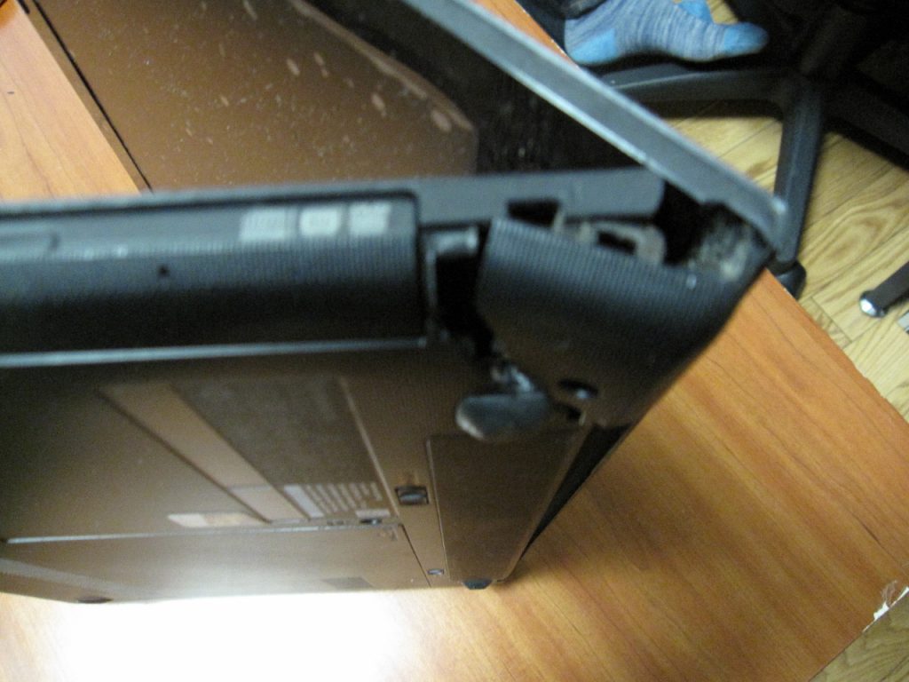 Laptop ヒンジの修理方法考察 オールマイティパソコンスクール北浦和教室